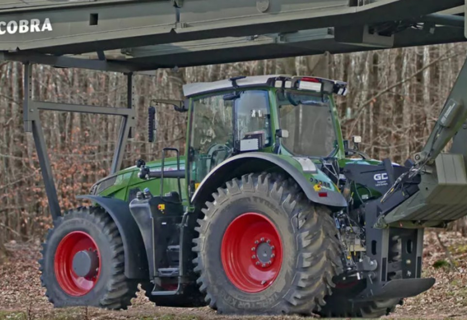 Προς την πολεμική βιομηχανία στρέφεται η βιομηχανία παραγωγής τρακτέρ λόγω κρίσης 